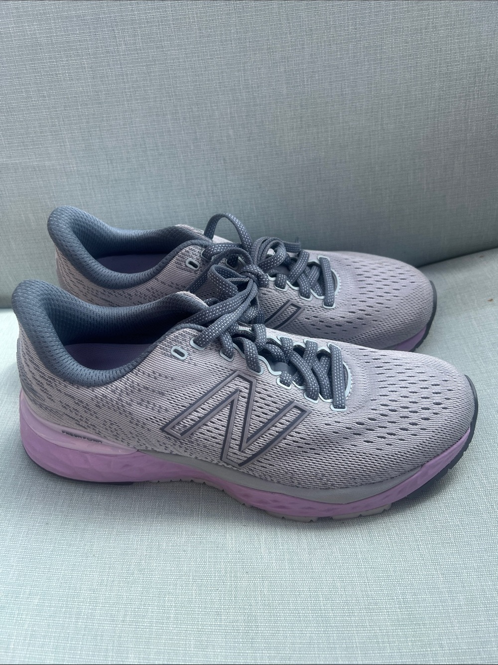 EUC 880 New Balance Women's Light Lavender and Gray Athletic Sneakers sz 7 B